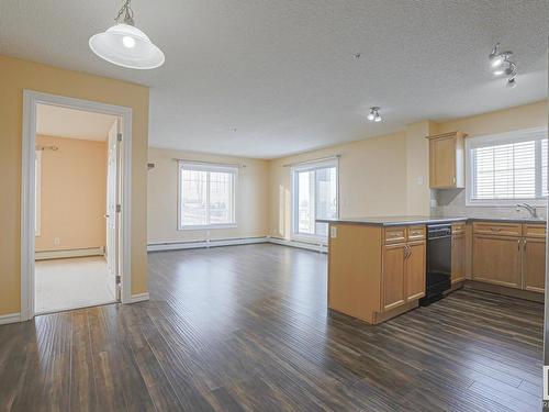 301 15211 139 Street, Edmonton, AB - Indoor Photo Showing Kitchen