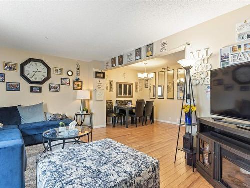 14606 54 St Nw, Edmonton, AB - Indoor Photo Showing Living Room