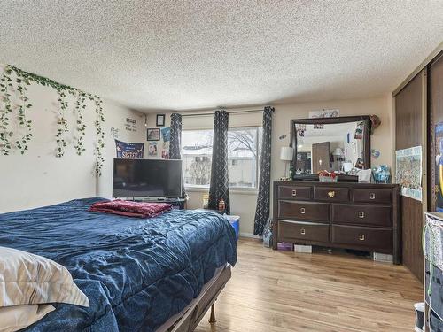 14606 54 St Nw, Edmonton, AB - Indoor Photo Showing Bedroom