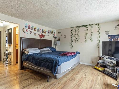 14606 54 St Nw, Edmonton, AB - Indoor Photo Showing Bedroom