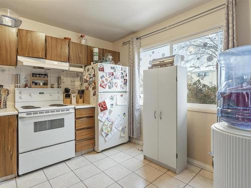 14606 54 St Nw, Edmonton, AB - Indoor Photo Showing Kitchen