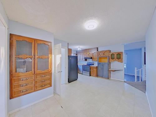 1139 Lakewood Road North, Edmonton, AB - Indoor Photo Showing Kitchen