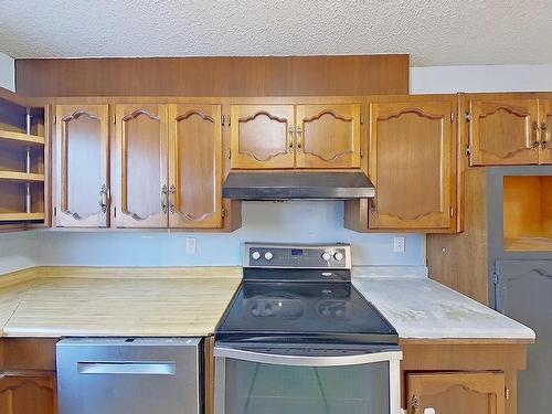 1139 Lakewood Road North, Edmonton, AB - Indoor Photo Showing Kitchen