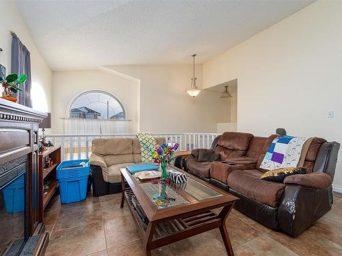 9114 164 Avenue, Edmonton, AB - Indoor Photo Showing Living Room