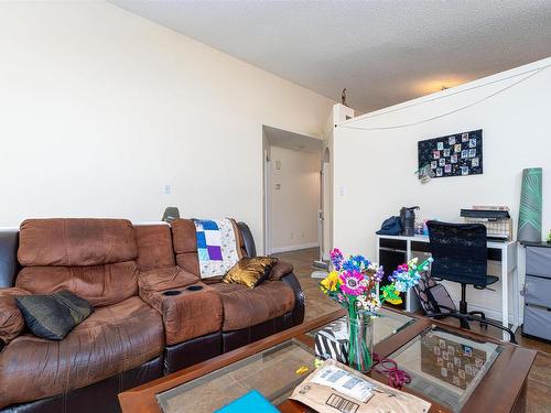 9114 164 Avenue, Edmonton, AB - Indoor Photo Showing Living Room