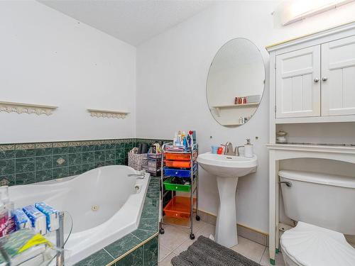 9114 164 Avenue, Edmonton, AB - Indoor Photo Showing Bathroom