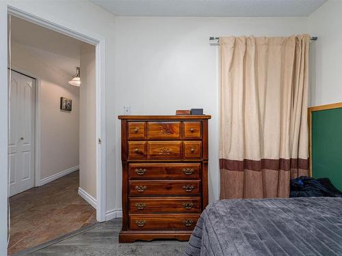 9114 164 Avenue, Edmonton, AB - Indoor Photo Showing Bedroom