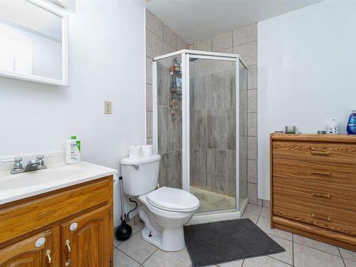 9114 164 Avenue, Edmonton, AB - Indoor Photo Showing Bathroom