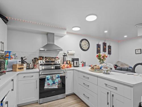 11912 140 Avenue, Edmonton, AB - Indoor Photo Showing Kitchen