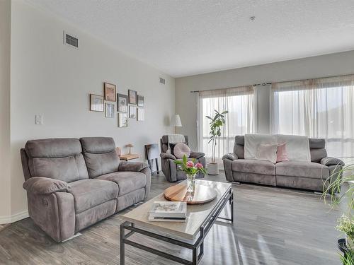 402 10606 102 Avenue, Edmonton, AB - Indoor Photo Showing Living Room