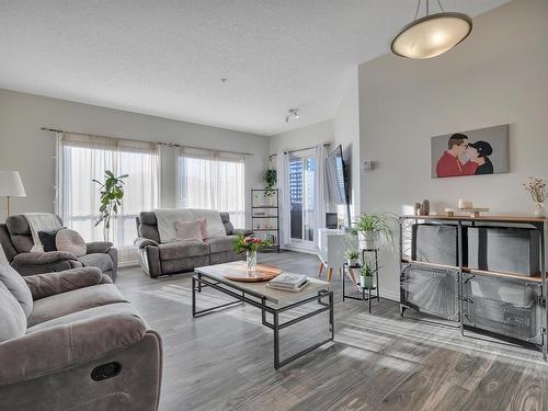 402 10606 102 Avenue, Edmonton, AB - Indoor Photo Showing Living Room