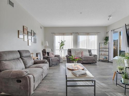 402 10606 102 Avenue, Edmonton, AB - Indoor Photo Showing Living Room