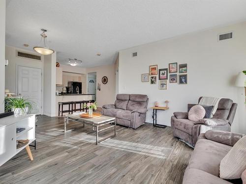 402 10606 102 Avenue, Edmonton, AB - Indoor Photo Showing Living Room