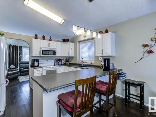 5204 138A Avenue, Edmonton, AB - Indoor Photo Showing Kitchen