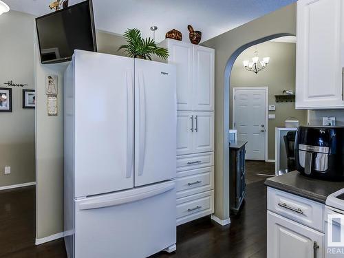 5204 138A Avenue, Edmonton, AB - Indoor Photo Showing Kitchen