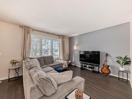 2900 Maple Way, Edmonton, AB - Indoor Photo Showing Living Room