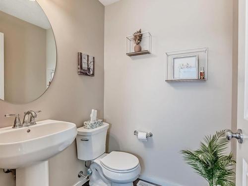 2900 Maple Way, Edmonton, AB - Indoor Photo Showing Bathroom