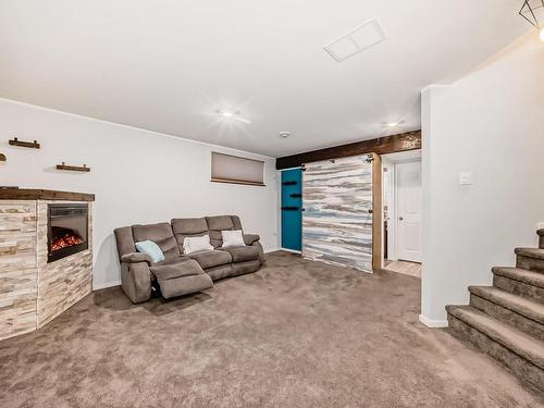 2900 Maple Way, Edmonton, AB - Indoor Photo Showing Other Room