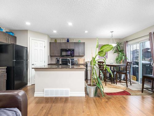 11924 167B Avenue, Edmonton, AB - Indoor Photo Showing Kitchen