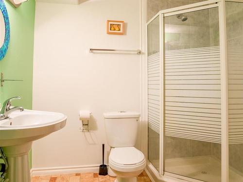 405 85 Street, Edmonton, AB - Indoor Photo Showing Bathroom