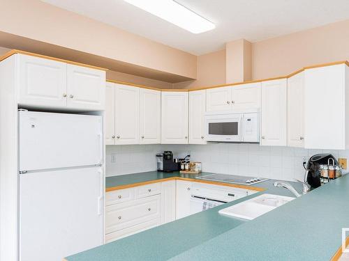 106 10933 82 Avenue, Edmonton, AB - Indoor Photo Showing Kitchen