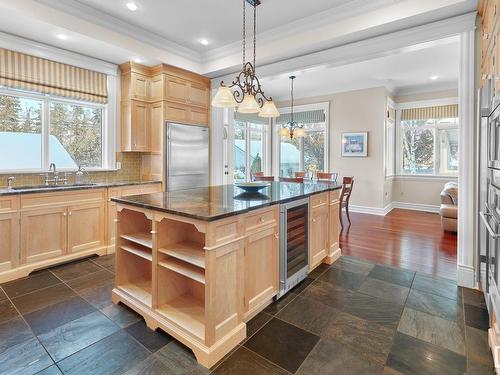 7808 Jasper Avenue, Edmonton, AB - Indoor Photo Showing Kitchen