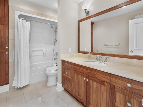 7808 Jasper Avenue, Edmonton, AB - Indoor Photo Showing Bathroom