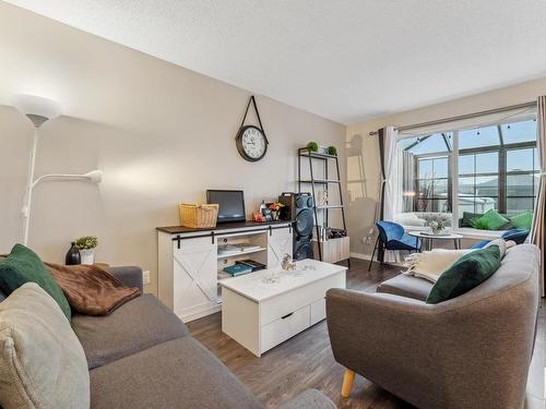 729 Eagleson Cres, Edmonton, AB - Indoor Photo Showing Living Room