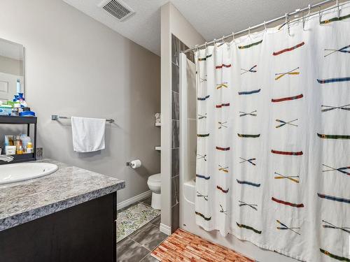 729 Eagleson Cres, Edmonton, AB - Indoor Photo Showing Bathroom