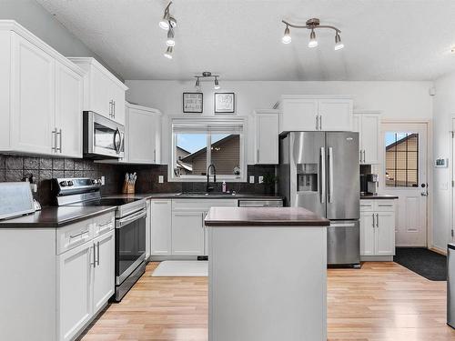 7111 Cardinal Way, Edmonton, AB - Indoor Photo Showing Kitchen With Upgraded Kitchen