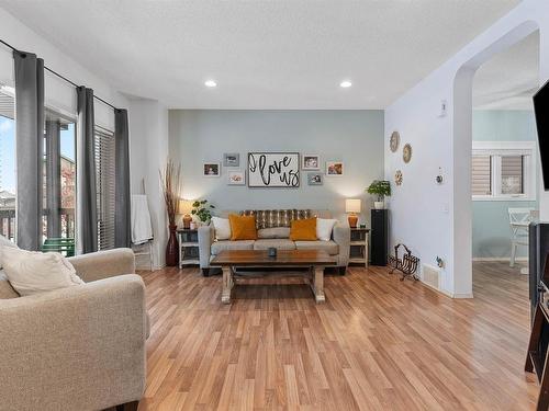 7111 Cardinal Way, Edmonton, AB - Indoor Photo Showing Living Room