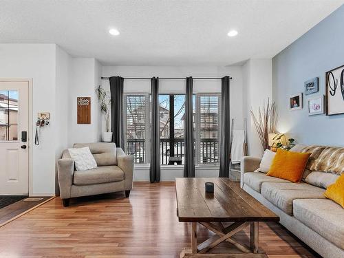 7111 Cardinal Way, Edmonton, AB - Indoor Photo Showing Living Room