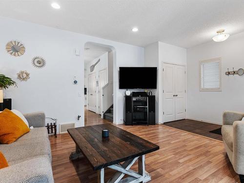 7111 Cardinal Way, Edmonton, AB - Indoor Photo Showing Living Room