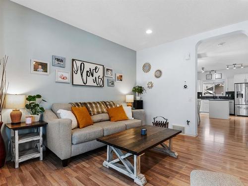 7111 Cardinal Way, Edmonton, AB - Indoor Photo Showing Living Room