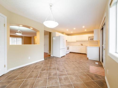 21 2419 133 Avenue, Edmonton, AB - Indoor Photo Showing Kitchen