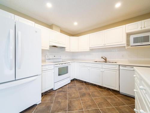 21 2419 133 Avenue, Edmonton, AB - Indoor Photo Showing Kitchen With Double Sink