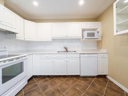 21 2419 133 Avenue, Edmonton, AB - Indoor Photo Showing Kitchen With Double Sink