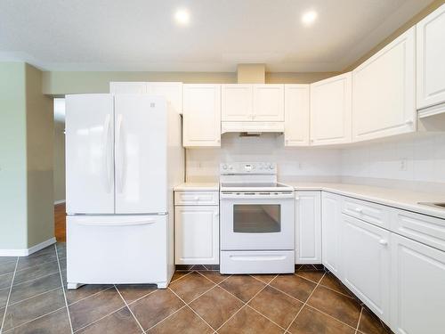 21 2419 133 Avenue, Edmonton, AB - Indoor Photo Showing Kitchen