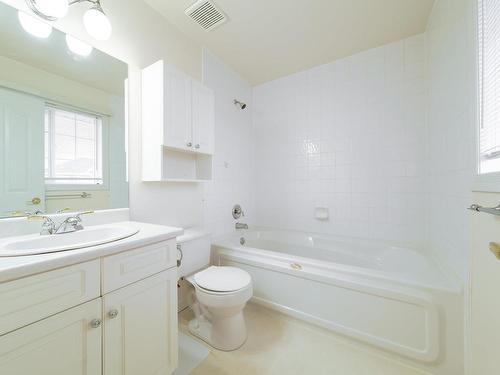 21 2419 133 Avenue, Edmonton, AB - Indoor Photo Showing Bathroom