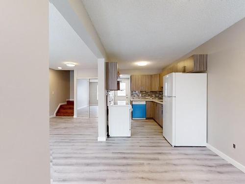 5 1580 Mill Woods Rd E, Edmonton, AB - Indoor Photo Showing Kitchen