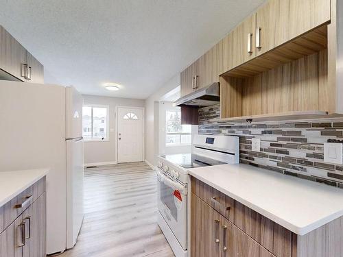 5 1580 Mill Woods Rd E, Edmonton, AB - Indoor Photo Showing Kitchen