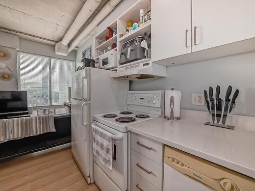 1207 10024 Jasper Avenue, Edmonton, AB - Indoor Photo Showing Kitchen