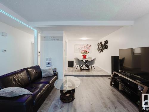 198 Marlborough Place, Edmonton, AB - Indoor Photo Showing Living Room