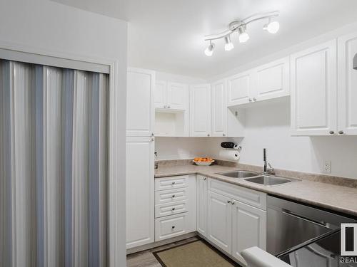 198 Marlborough Place, Edmonton, AB - Indoor Photo Showing Kitchen With Double Sink