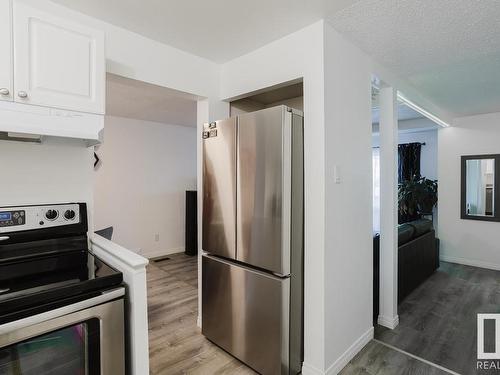 198 Marlborough Place, Edmonton, AB - Indoor Photo Showing Kitchen