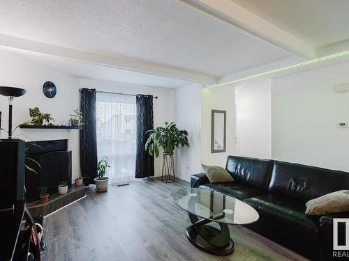 198 Marlborough Place, Edmonton, AB - Indoor Photo Showing Other Room