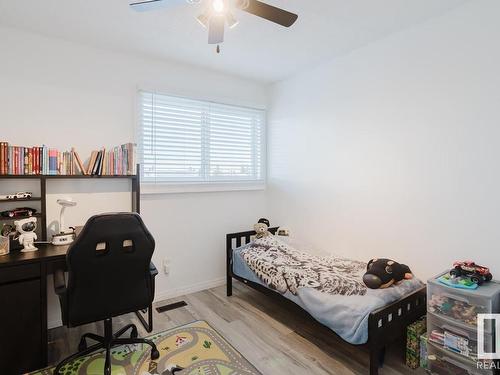 198 Marlborough Place, Edmonton, AB - Indoor Photo Showing Bedroom