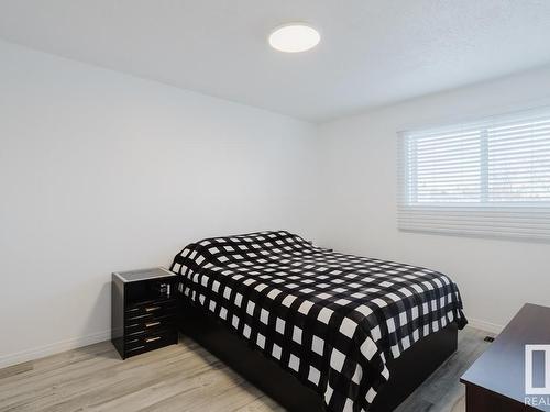 198 Marlborough Place, Edmonton, AB - Indoor Photo Showing Bedroom