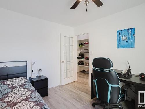 198 Marlborough Place, Edmonton, AB - Indoor Photo Showing Bedroom