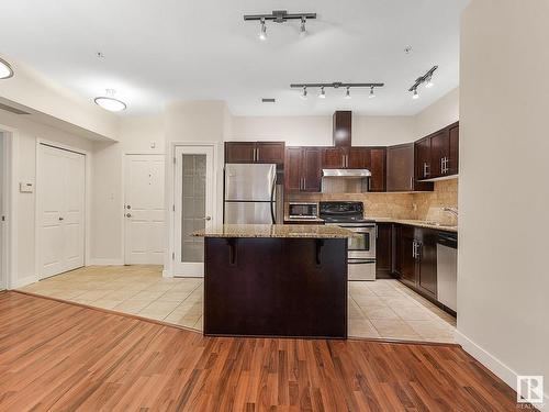 107 1003 Gault Boulevard, Edmonton, AB - Indoor Photo Showing Kitchen